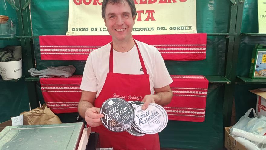 Un queso de autor de Gobeia casi agotado conquista el Último Lunes de Gernika