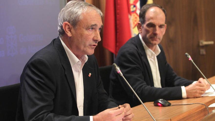 El consejero de Hacienda y Política Financiera, Mikel Aranburu, y el director gerente de Hacienda, Luis Esain.