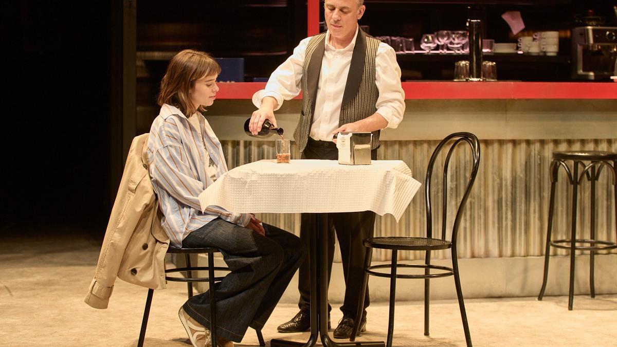 Una escena de la producción teatral. Una escena de la producción teatral.