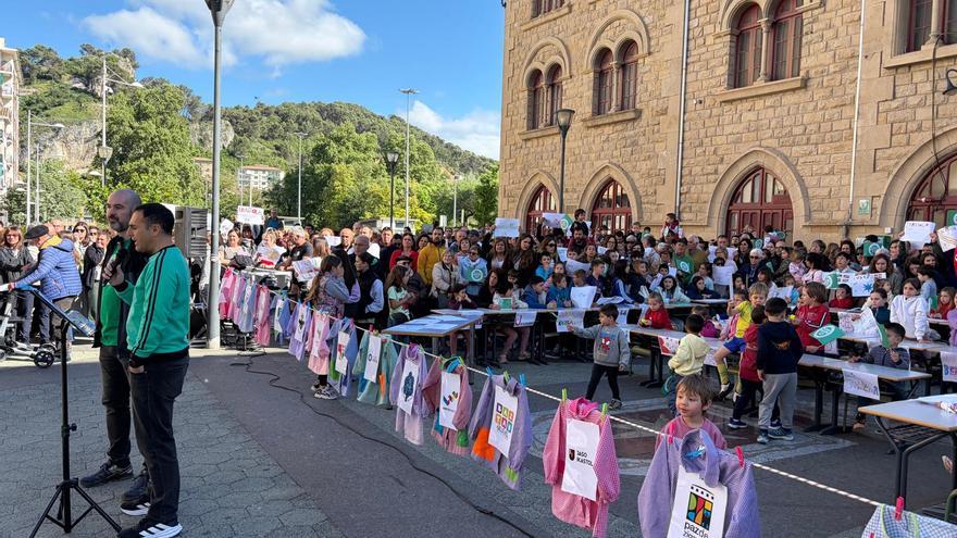 Imágenes de la protesta contra los recortes de las ikastolas en Estella