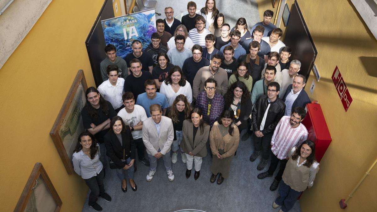 Al alumnado que realiza el doctorado y a responsables de la Cátedra Tracasa de la UPNA se suma para esta foto profesorado con vinculación a dicha cátedra.