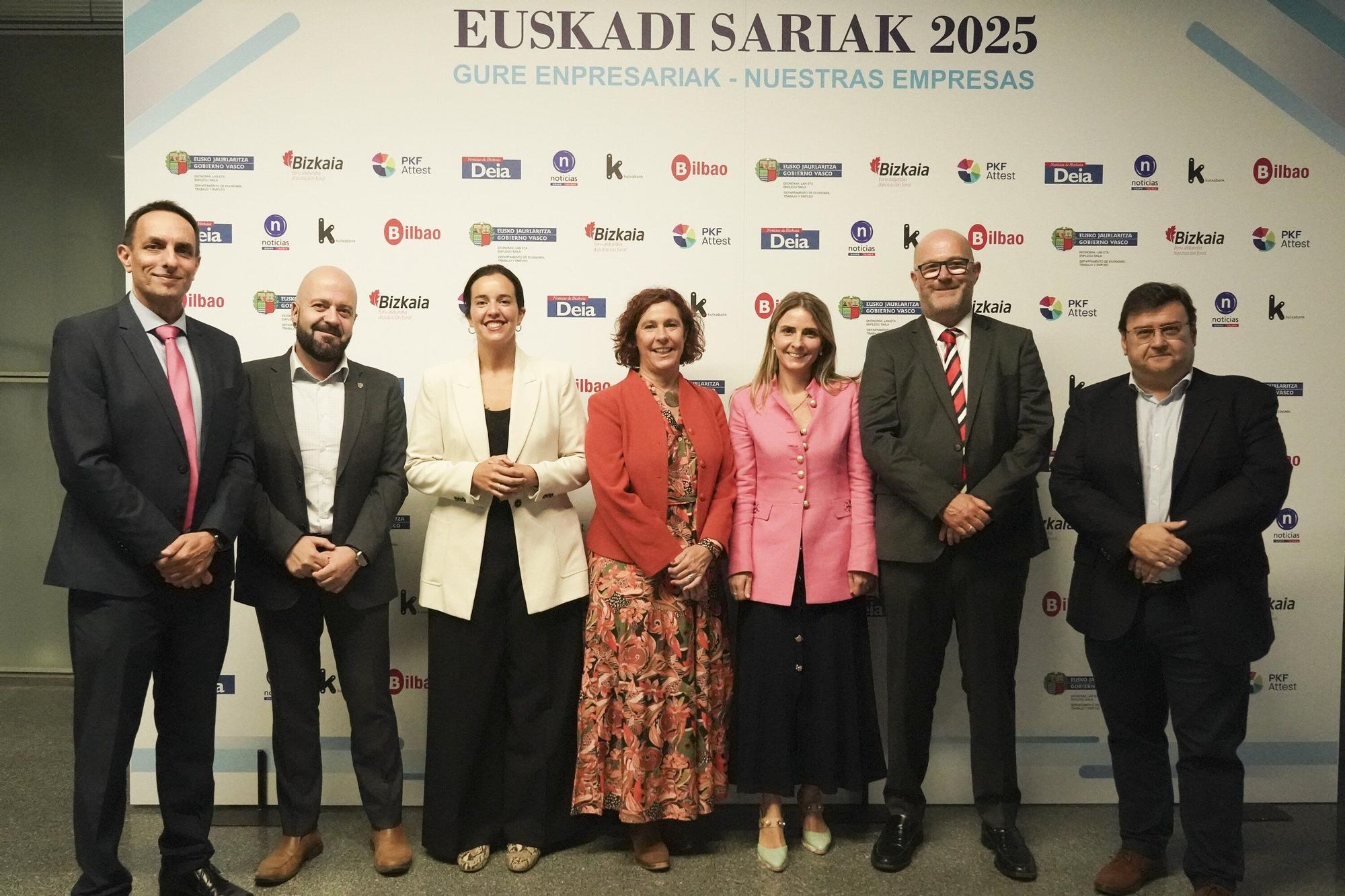 El  director generlal de Editorial Iparraguirre, Ibon Mujika; Xabier Legarreta, en nombre del Gobierno vasco; la diputada foral, Itxaso Berrojalbiz; la teniente de alcalde de Bilbao, Amaia Arregi; Naia Eroa, de Kutxabank; Gonzalo Vélez de Mendizabal, de PKF Attest, y el director de DEIA, Iñaki González.