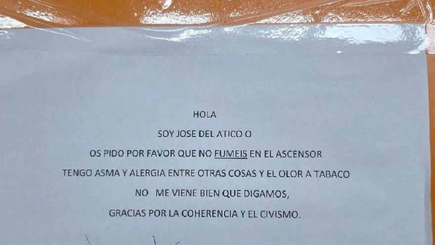 Pide que no fumen en el ascensor porque es asmático y le responden esto
