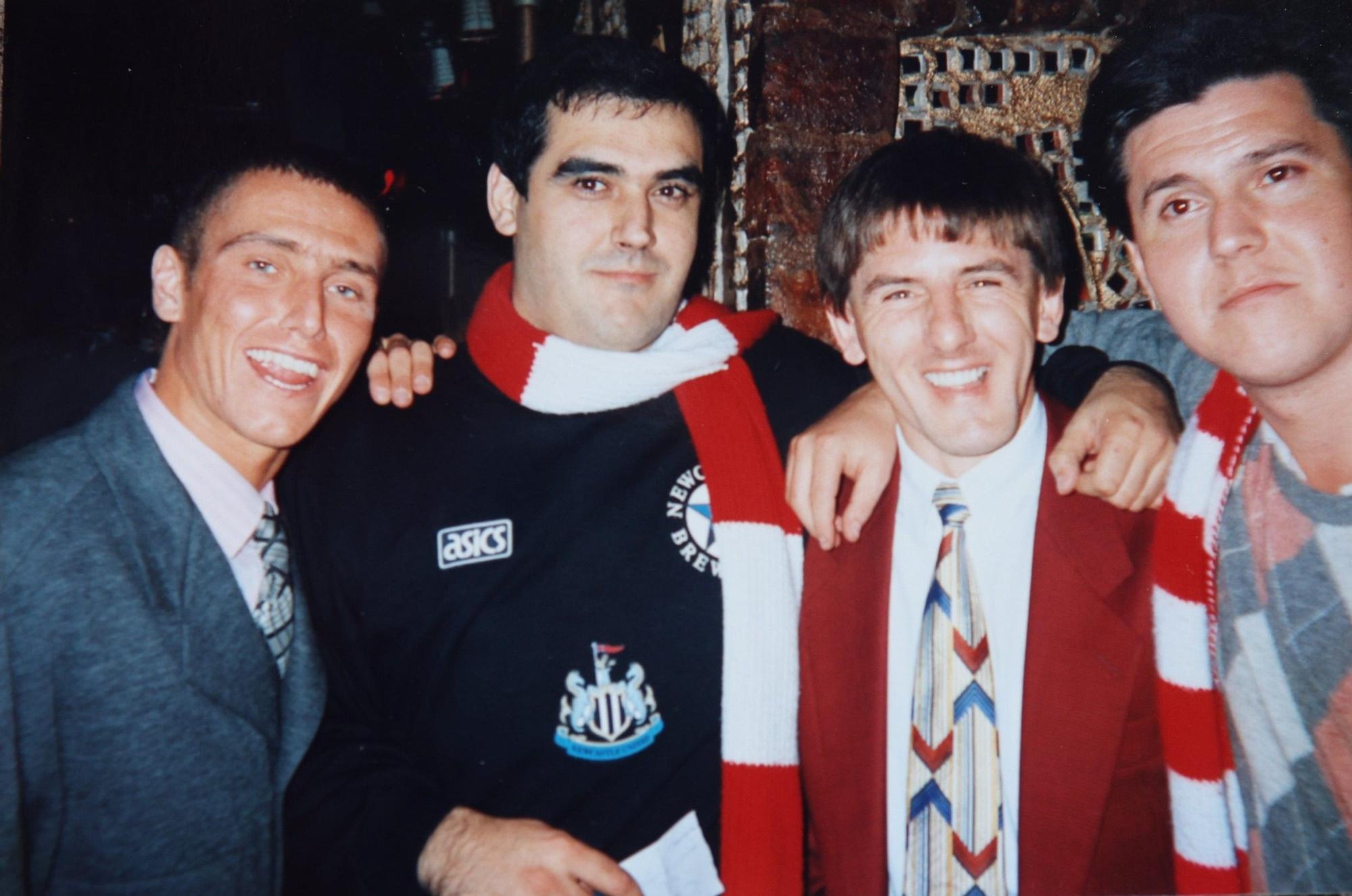 Lee Clark y Peter Beardsley también estuvieron de fiesta.