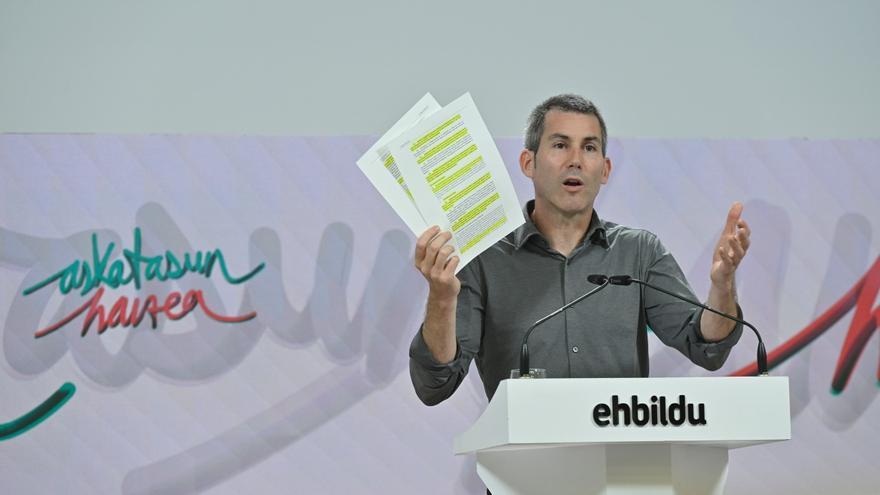 EH Bildu reduce lo ocurrido a una “pintada con rotulador” y evita hablar del asalto a la comisaría