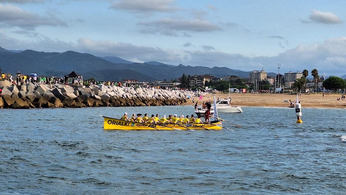 Orio, con la bandera de Hondarribia
