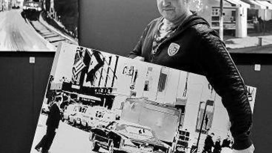 Lluis Puiggros muestra algunos de sus cuadros.