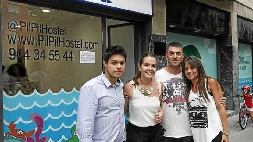 Herbert Tolosa, Laura Amato, Adrián Bartolomé y Jesica Bartolomé, en el exterior del Pil Pil Hostel.