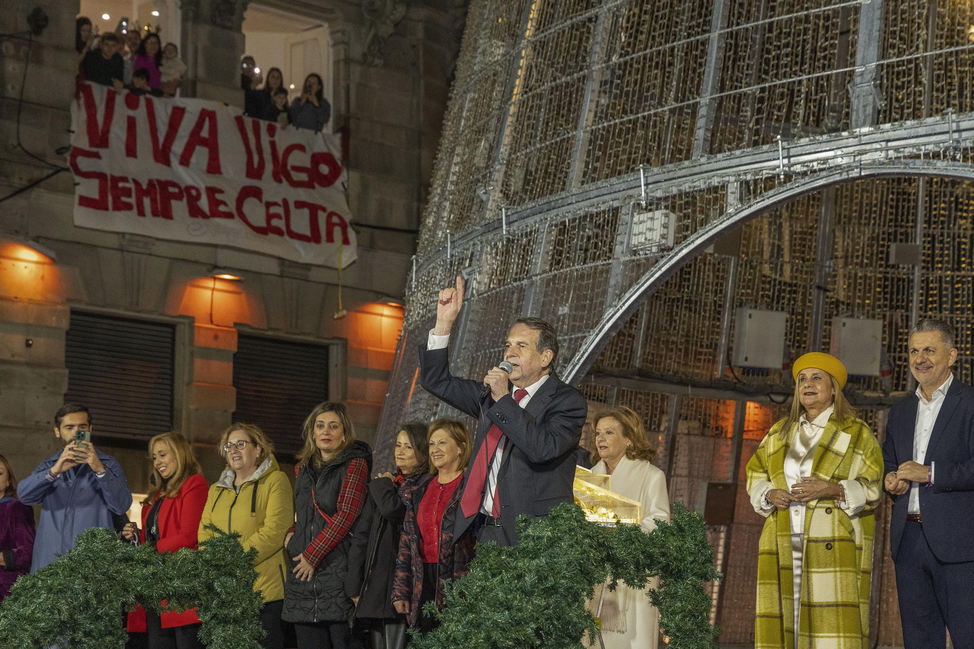 En imágenes: Ya es Navidad en Vigo: así ha sido el accidentado encendido de luces