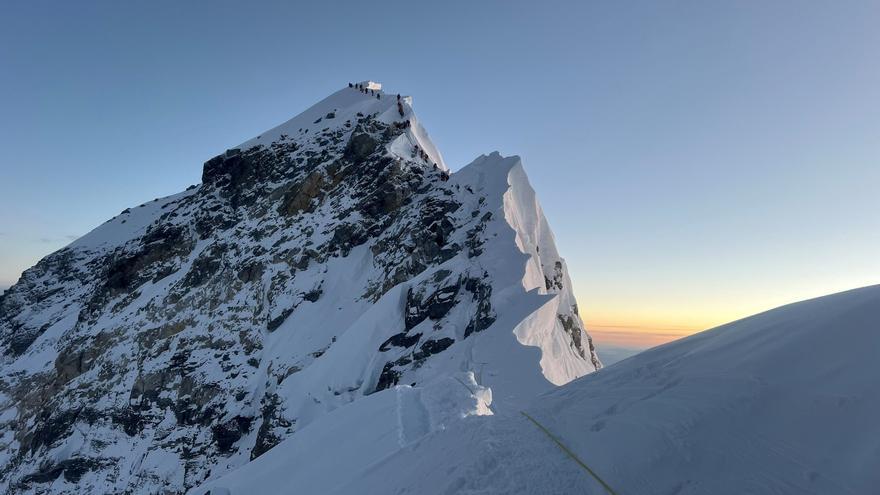 Centenares de turistas se quedan varados en la cima del Everest por una tormenta de nieve