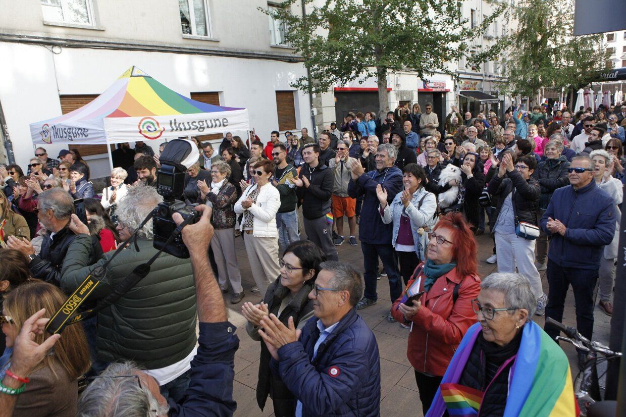En imágenes: éxito absoluto en la fiesta contra de la LGTBIfobia de la zona Gorbea de Vitoria