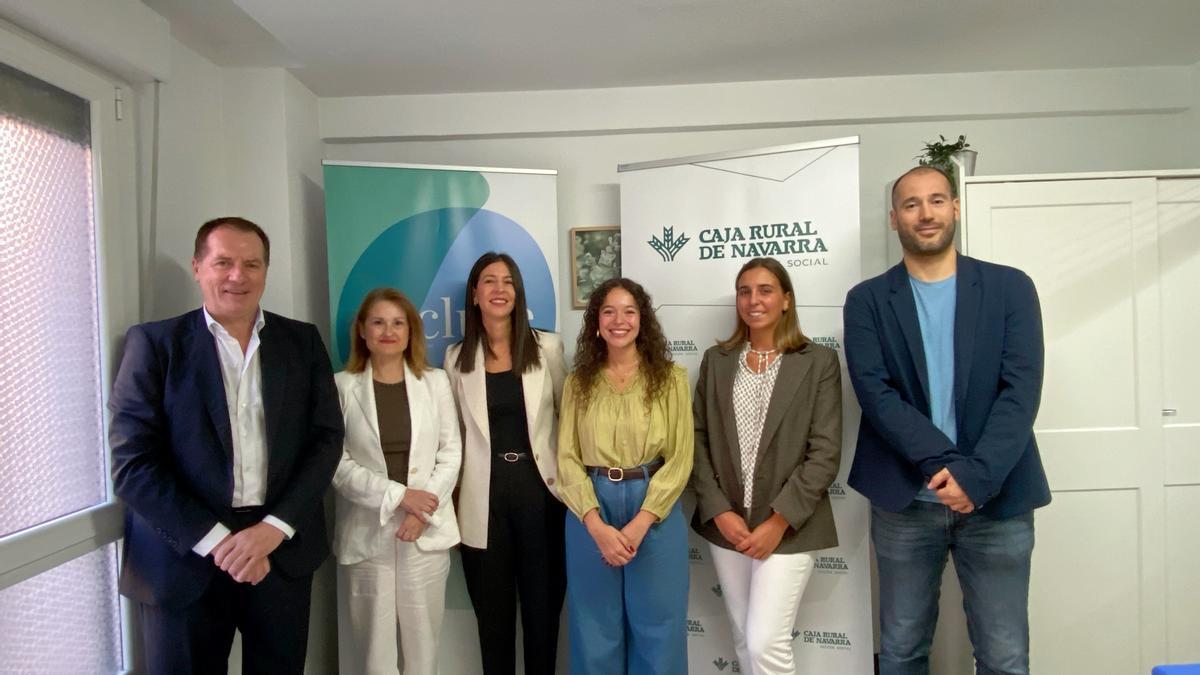 Responsables de Acción Social de Caja Rural de Navarra y de Incluye, en la firma.