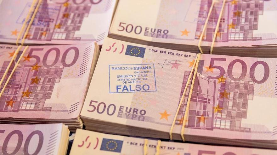 Detenidos tres jóvenes tras intentar pagar un champán de 850 euros con billetes falsos en Alicante
