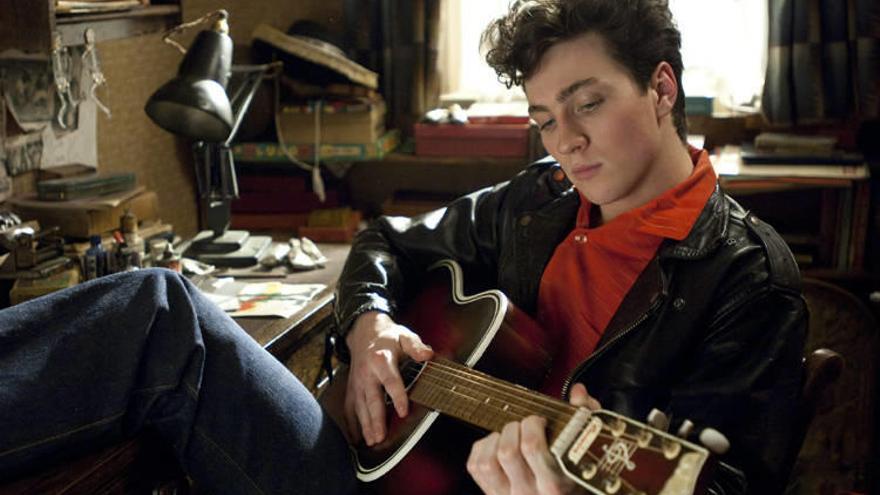 Aaron Johnson da vida a un joven John Lennon.