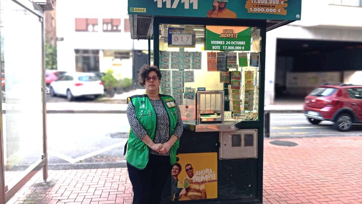Nagore Zabala, vendedora de la ONCE en el quiosco de la calle Bidebarrieta 66 de Eibar