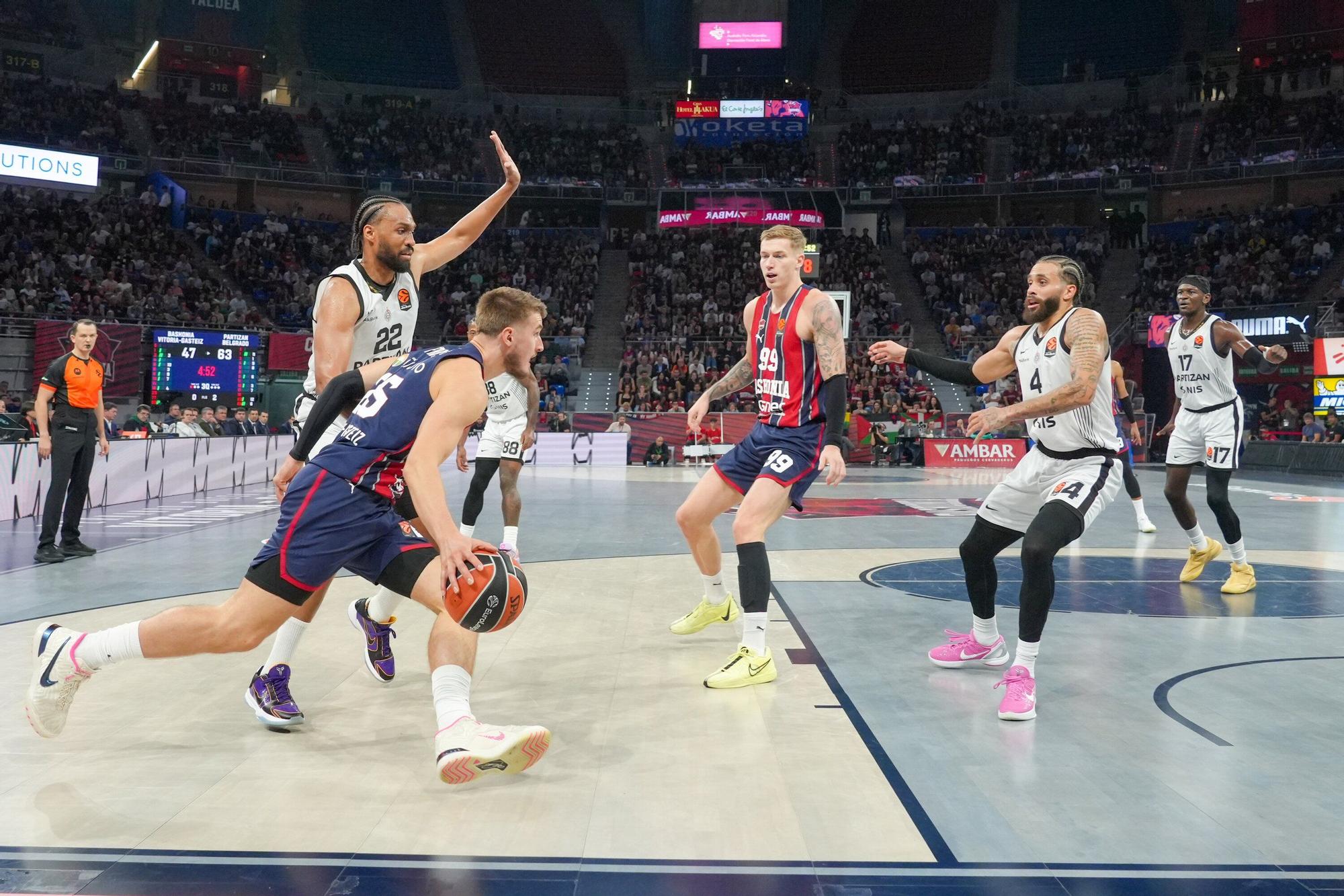 Todas las fotos del Baskonia-Partizan en el Buesa Arena
