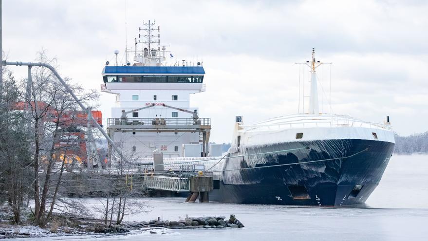 Finlandia incauta un buque sospechoso de dañar un cable submarino en el Báltico