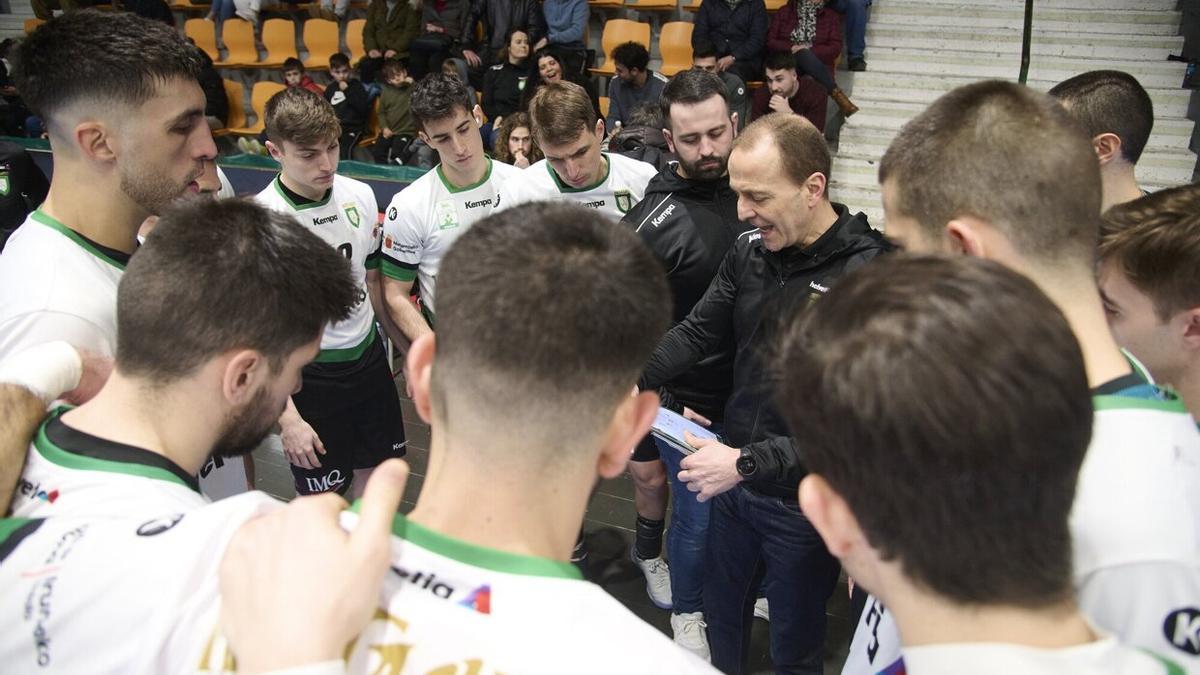 Quique Domínguez da instrucciones a sus jugadores.