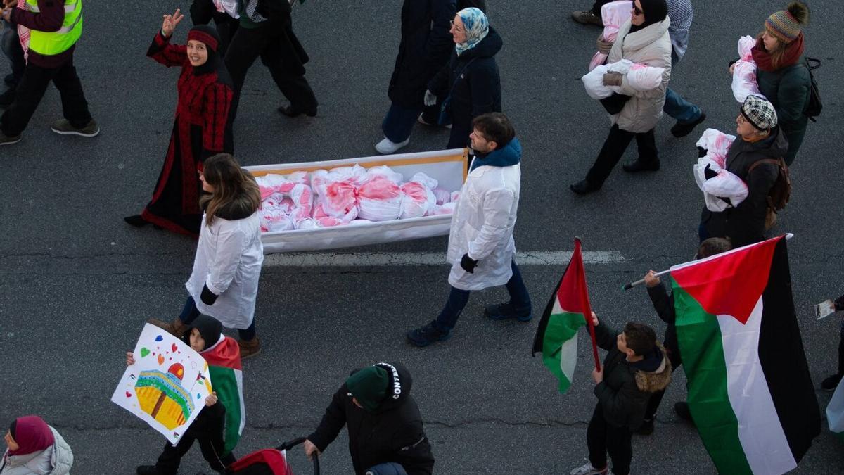 En la marcha se representaron escenas de la catástrofe, como los crímenes de menores. 