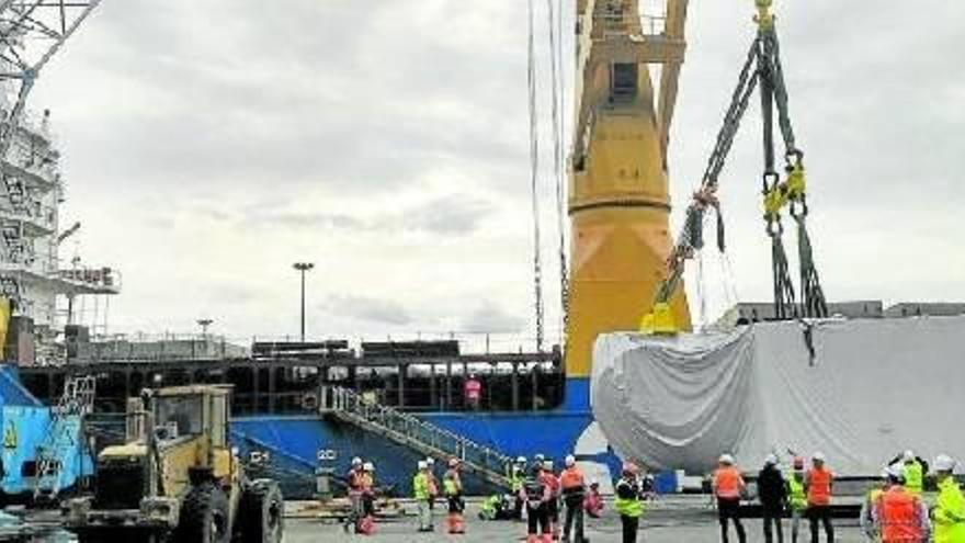 Descargado en Pasaia un generador eólico de 300 toneladas