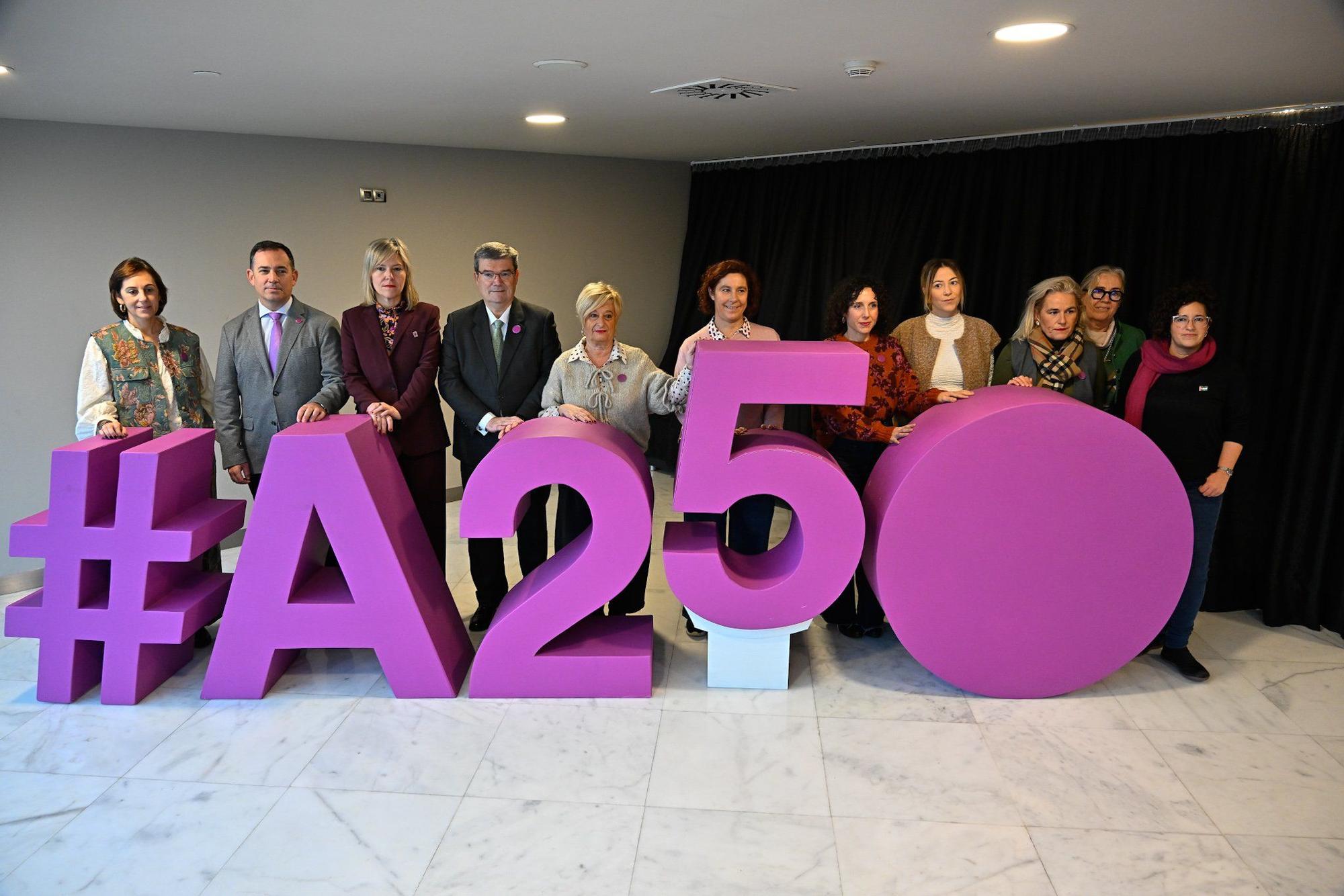 En imágenes: El Ayuntamiento de Bilbao conmemora el 25N con un acto simbólico en el Teatro Campos Elíseos