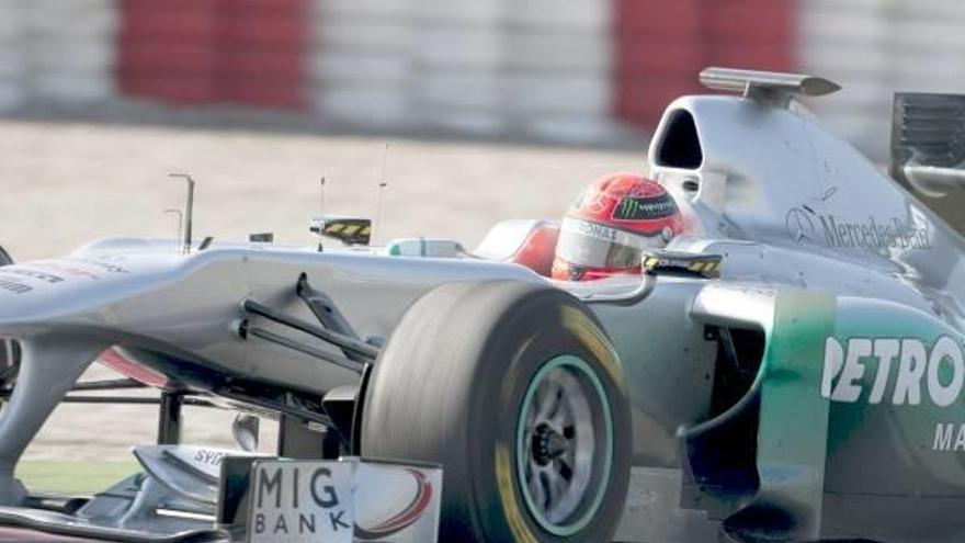 Schumacher firma el mejor tiempo con Alonso pisándole los talones