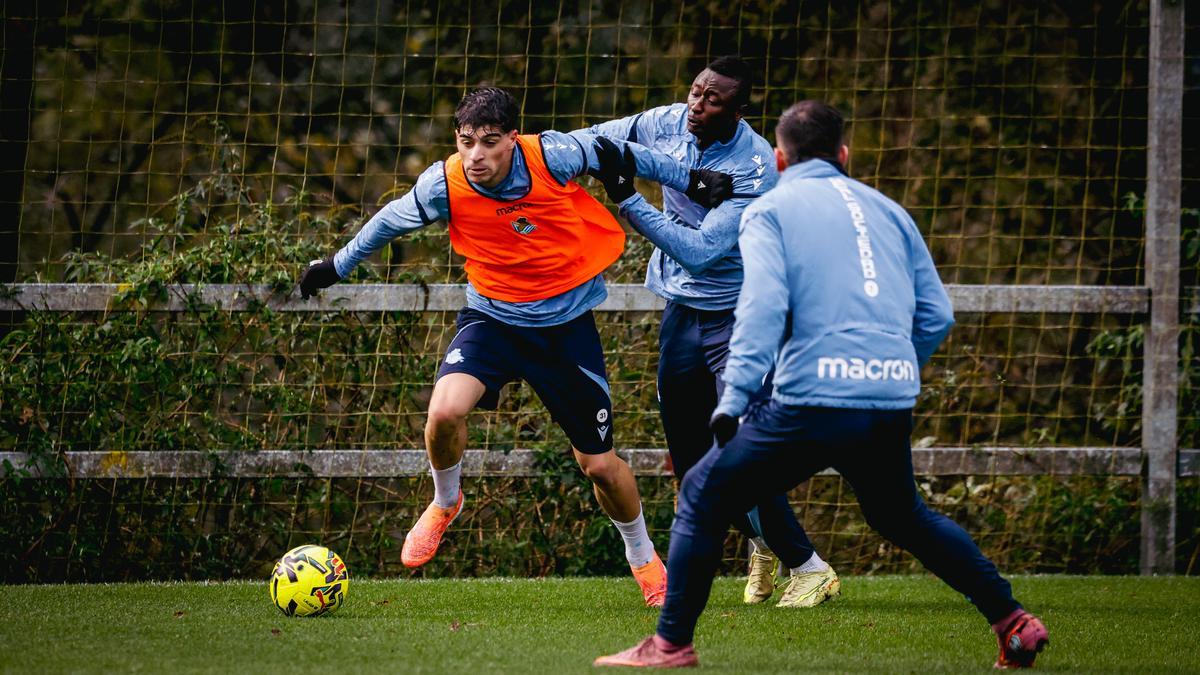 Jon Martín y Sadiq Umar disputan un balón en el entrenamiento.