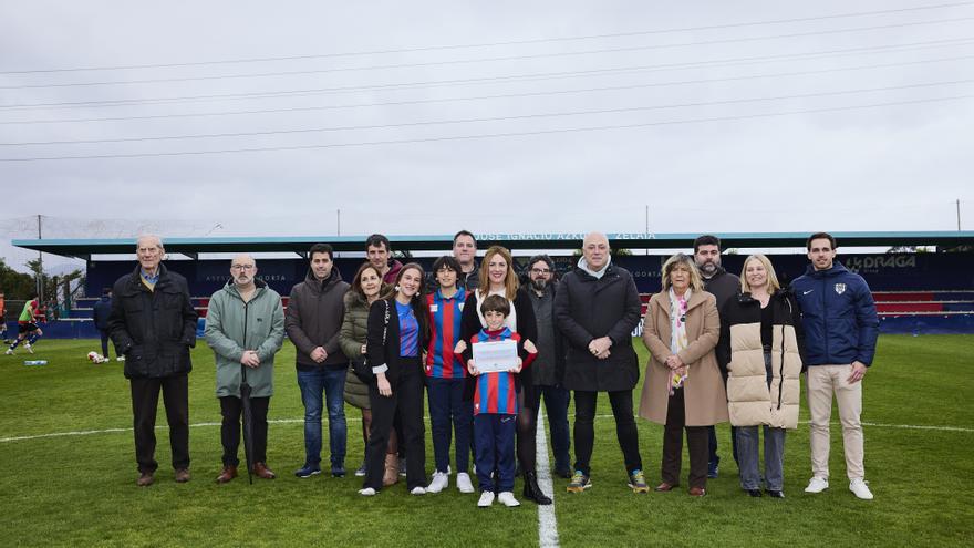 José Ignacio Azkueta es inmortal en las instalaciones de la S. D. Leioa