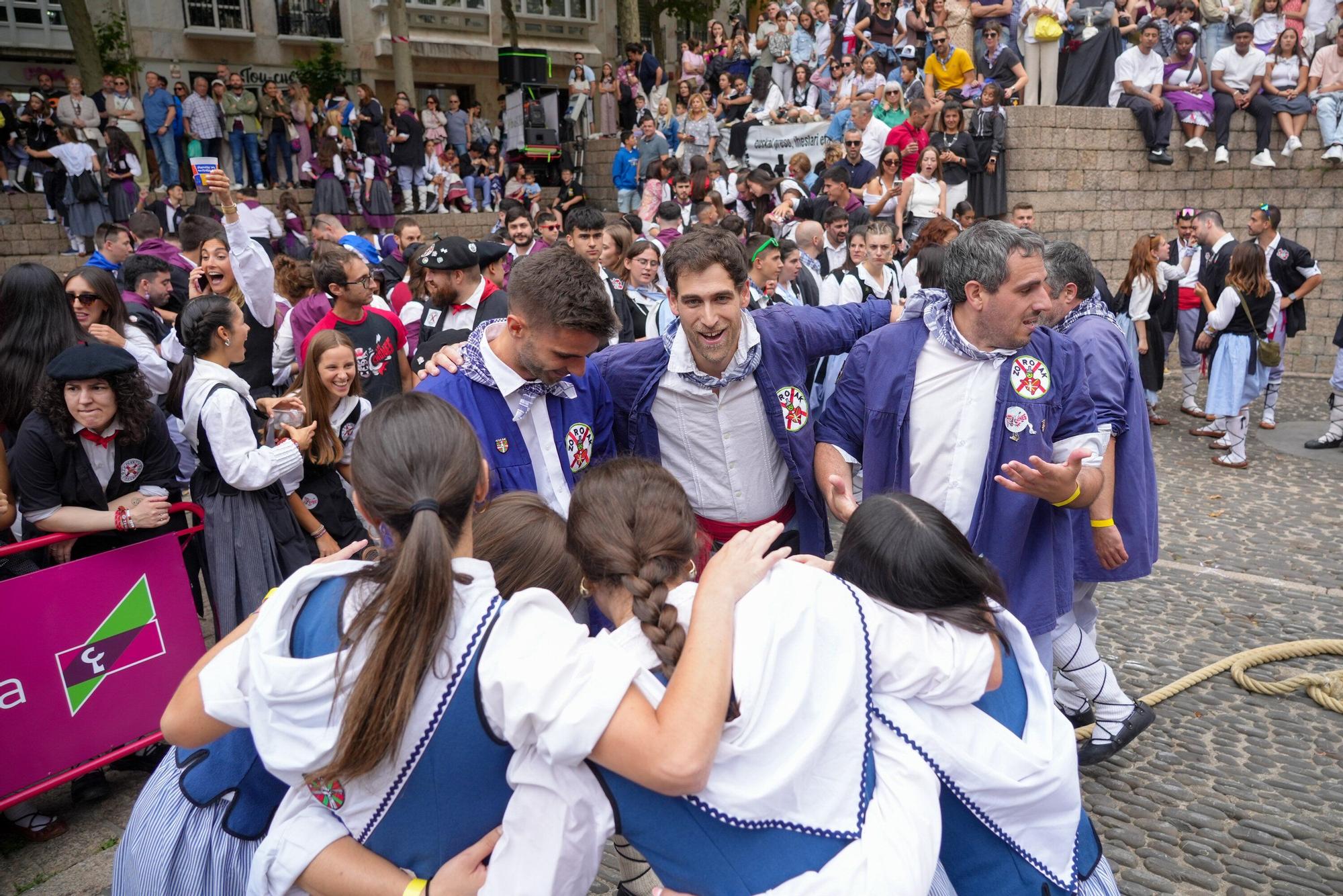 En imágenes: Blusas y neskas triunfan en los herri kirolak