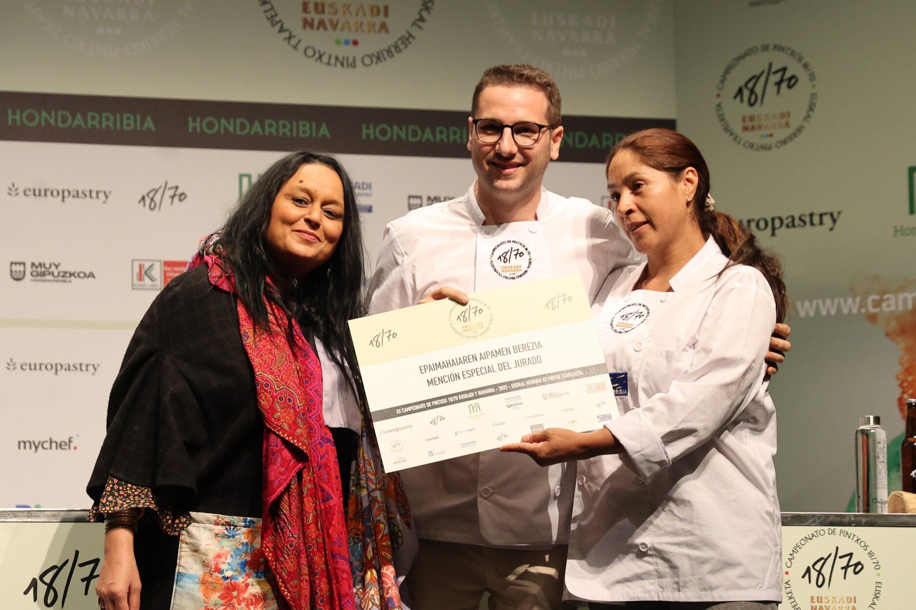 La Mención Especial del Jurado  ha recaído en Aitor Caballero y Paulina Viteri de La Barra del Kojua de Donostia por su 'Tartar de tomate madurado y aceite de txuleta