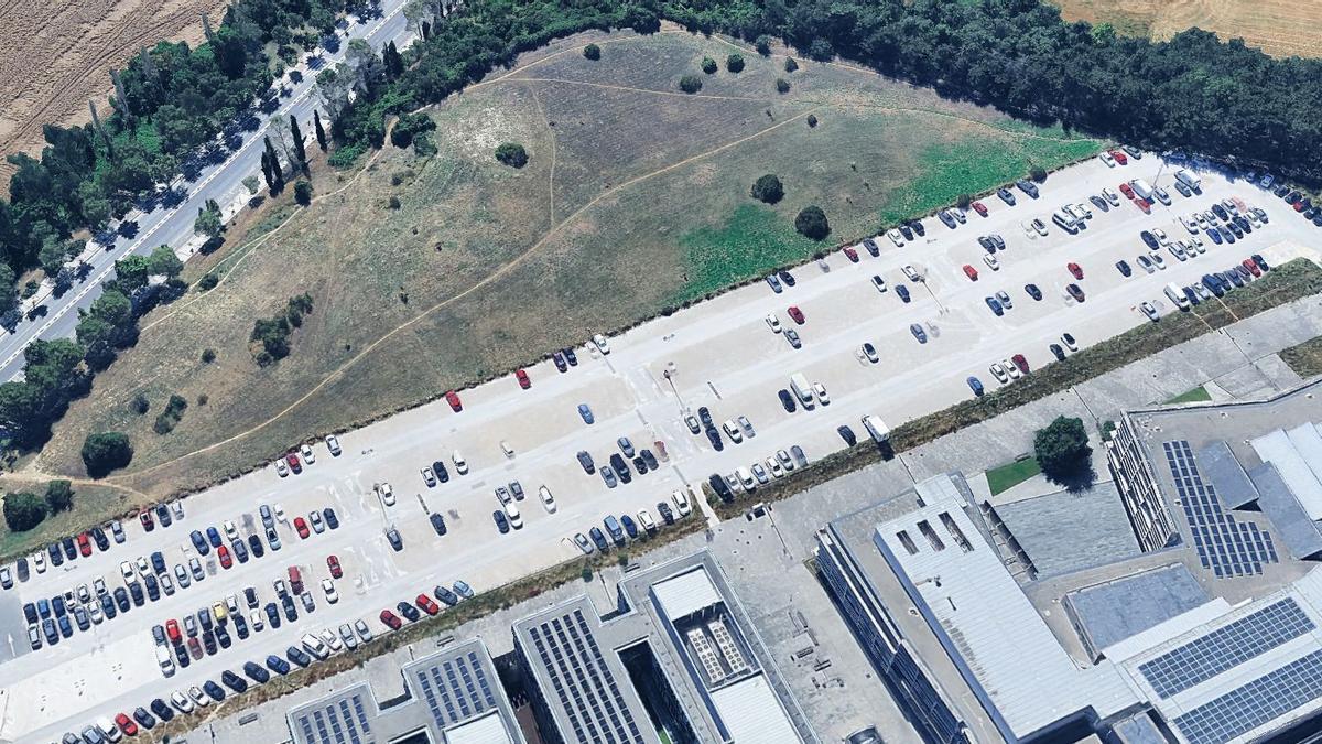 Vista general del aparcamiento disuasorio y gratuito de Mendebaldea, junto a la Biblioteca. Al fondo, espacio verde que se convertirá en bosque.