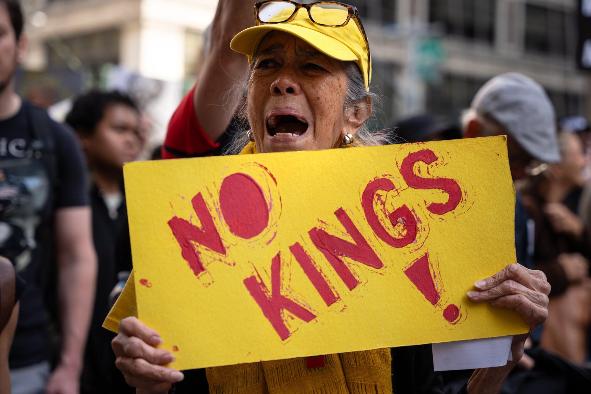Miles de estadounidenses protestan contra Trump: "No queremos reyes"