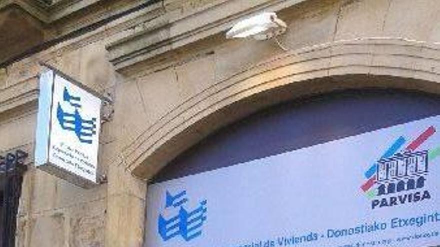 Ricardo Burutaran frente a la nueva sede de Etxegintza.
