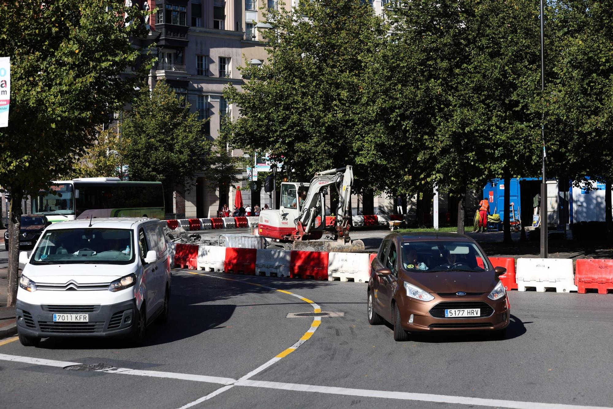 Primer día de cortes por obras en la Plaza Euskadi de Bilbao