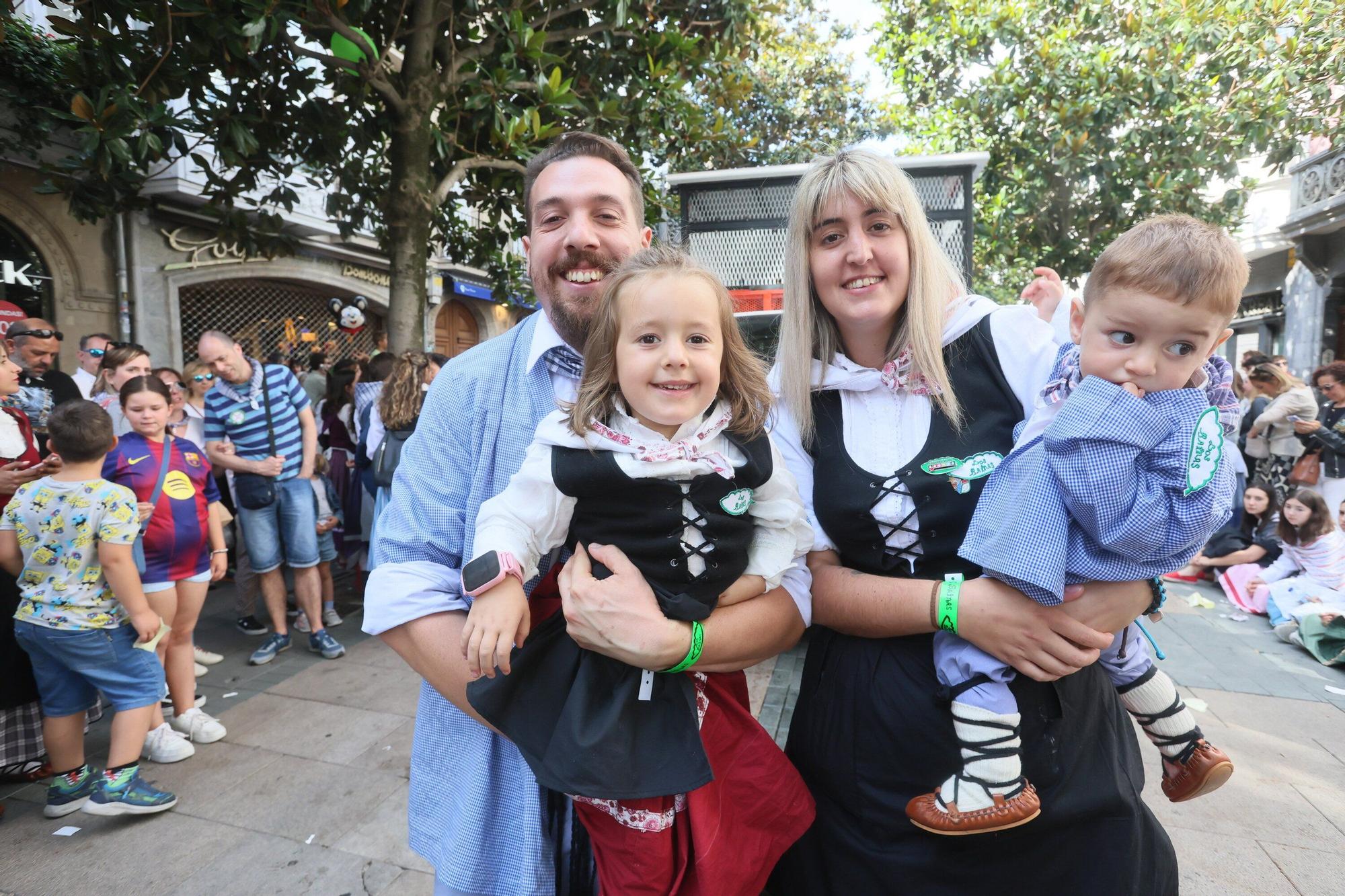 En imágenes: Blusas y neskas desfilan en una kalejira por Santiago
