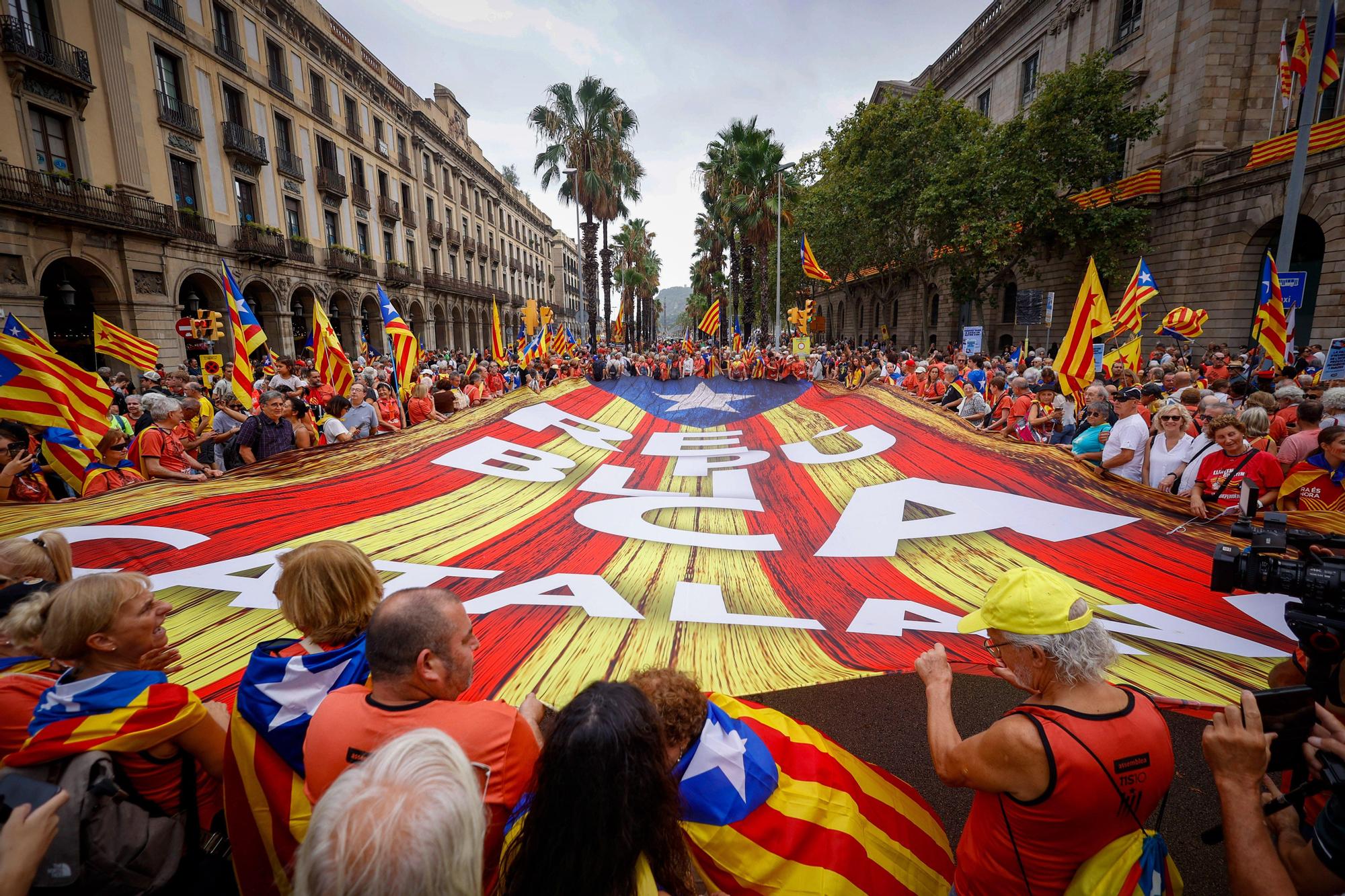 Unos 41.500 independentistas se manifiestan en la Diada en Barcelona, Girona y Tortosa