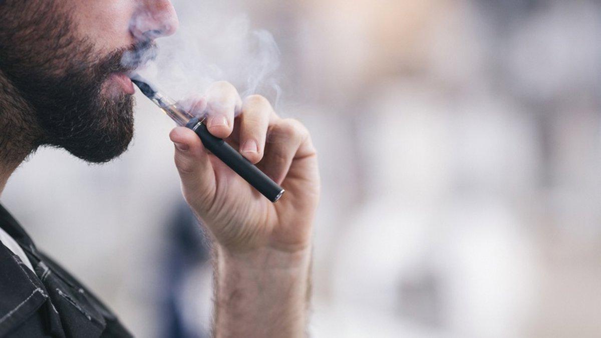 Un joven con un vapeador