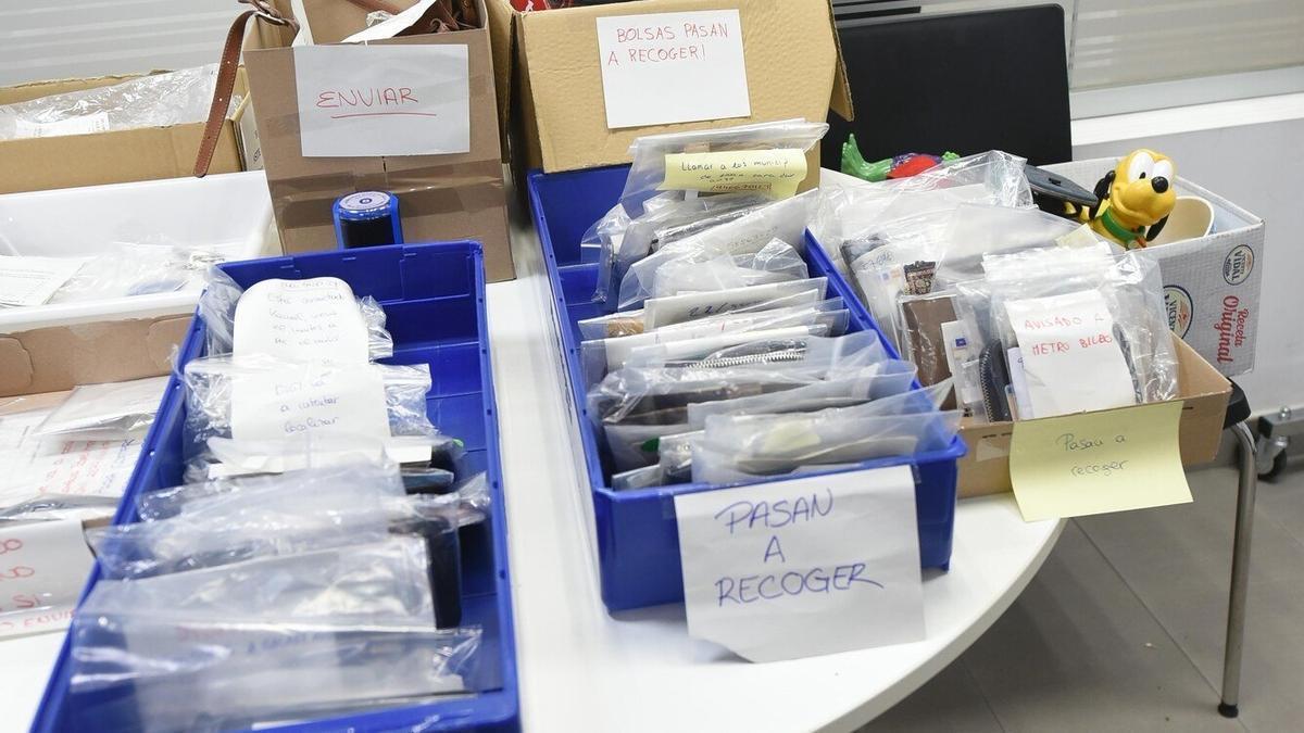 Imagen de archivo de carteras en la oficina de objetos perdidos en Bilbao