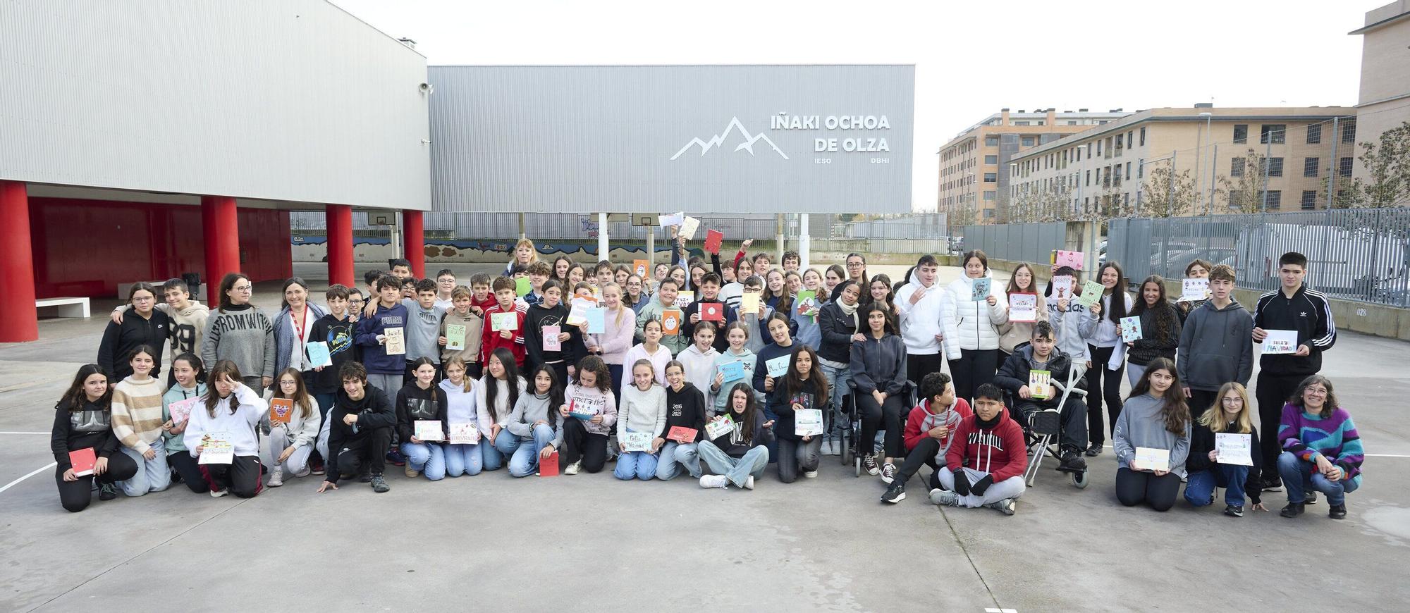 El alumnado del IES Iñaki Ochoa de Olza ha preparado regalos para el Teléfono de la Esperanza