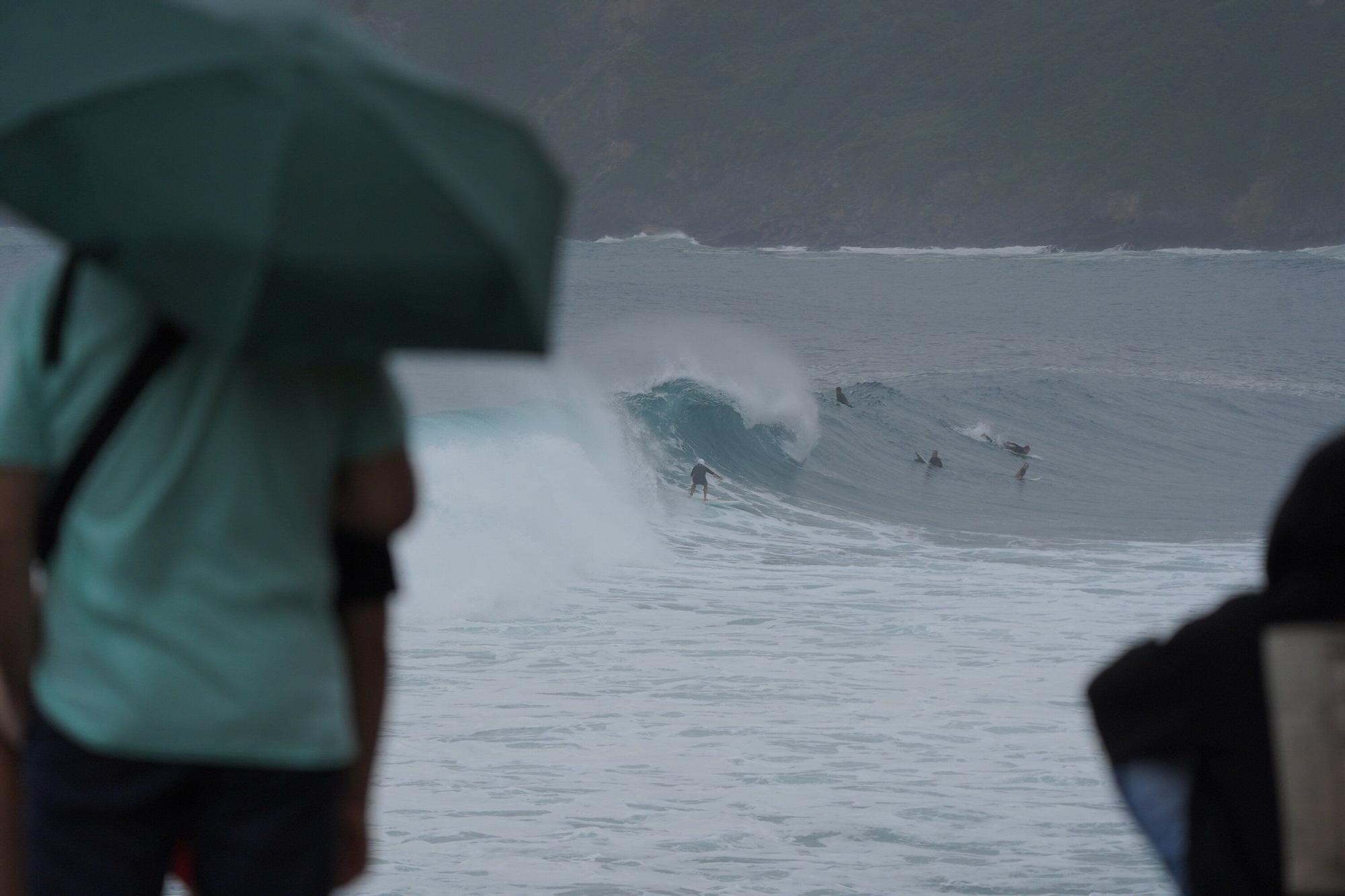 En imágenes: "La comunidad del surf está como loca, suele haber pocos días al año con olas como estas"