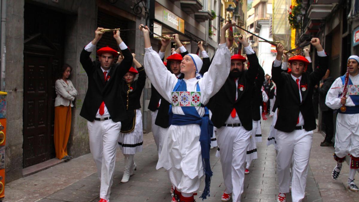 Los dantzaris recorrerán las calles de Elgoibar la mañana del domingo en la Ezpatadantza de la Virgen del Rosario.
