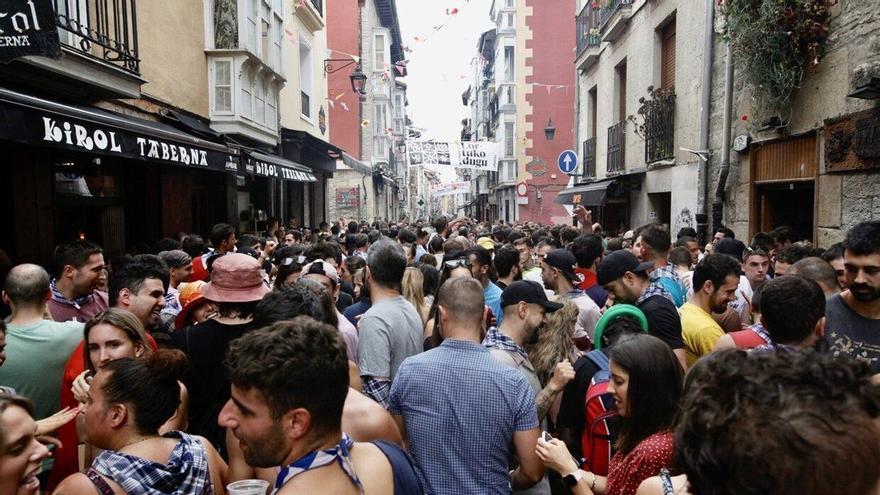 Detenidas dos chicas por pegar a unos policías en un bar de Vitoria