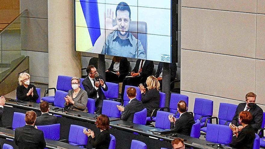Zelenski alerta en Berlín de un “nuevo muro” y critica con dureza a Alemania