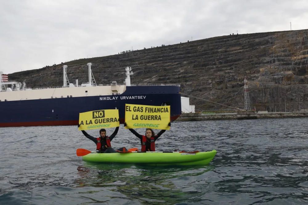 Protesta de Greenpeace por la llegada de un buque gasero ruso a Bilbao
