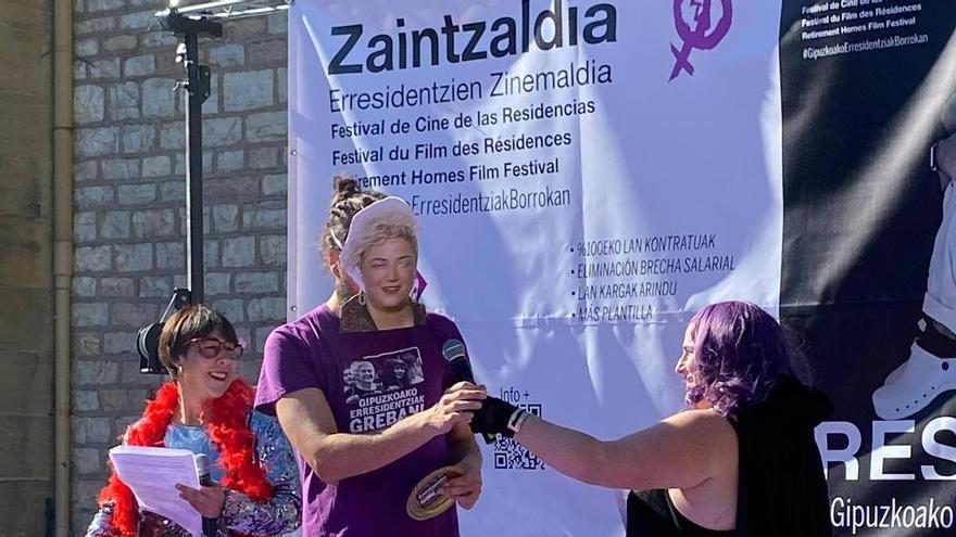 Las trabajadoras en huelga de las residencias otorgan la &#039;Concha de Oro&#039; a Maite Peña