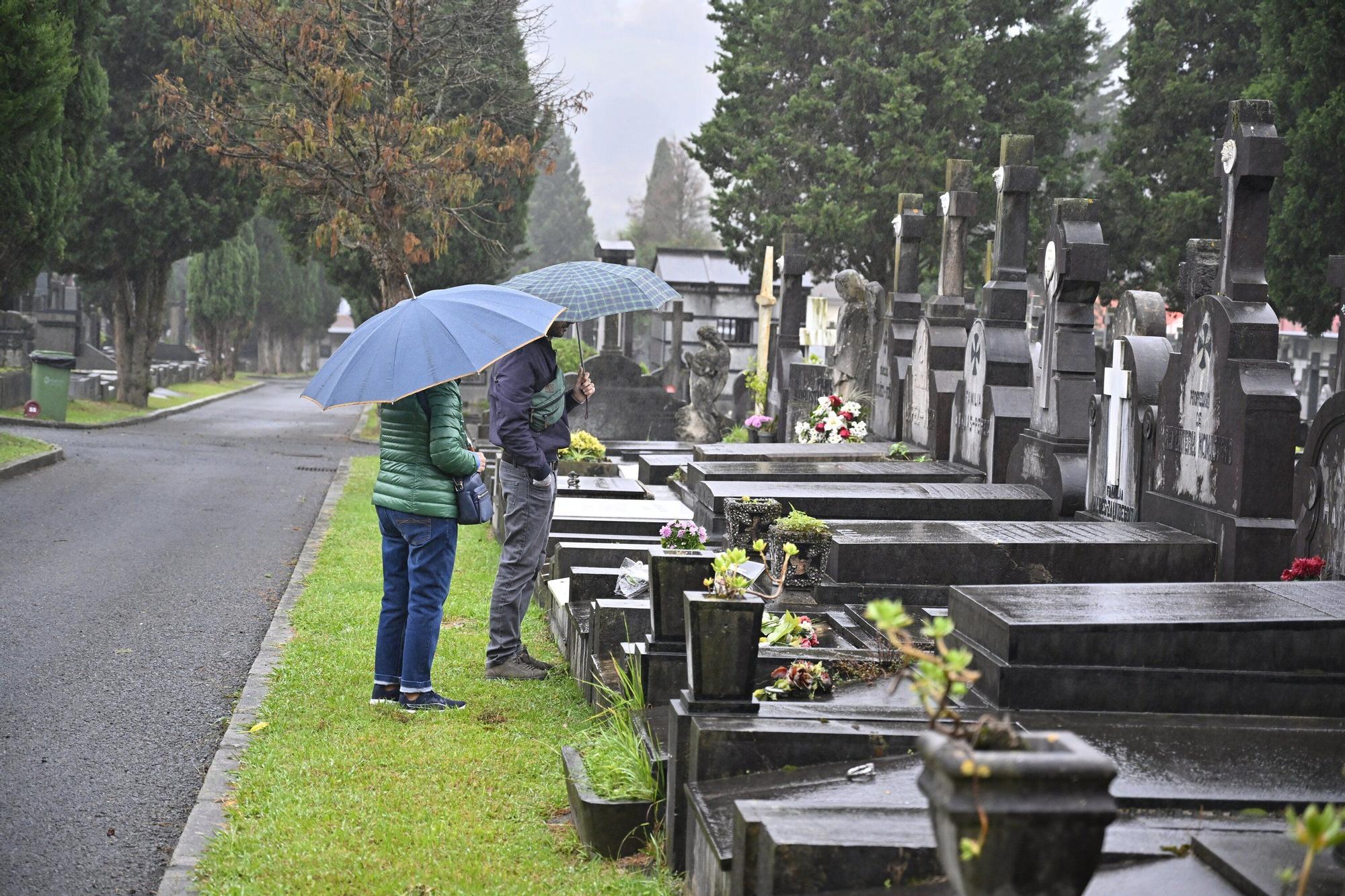 En imágenes: así se vive el día de Todos los Santos en el cementerio de Bilbao