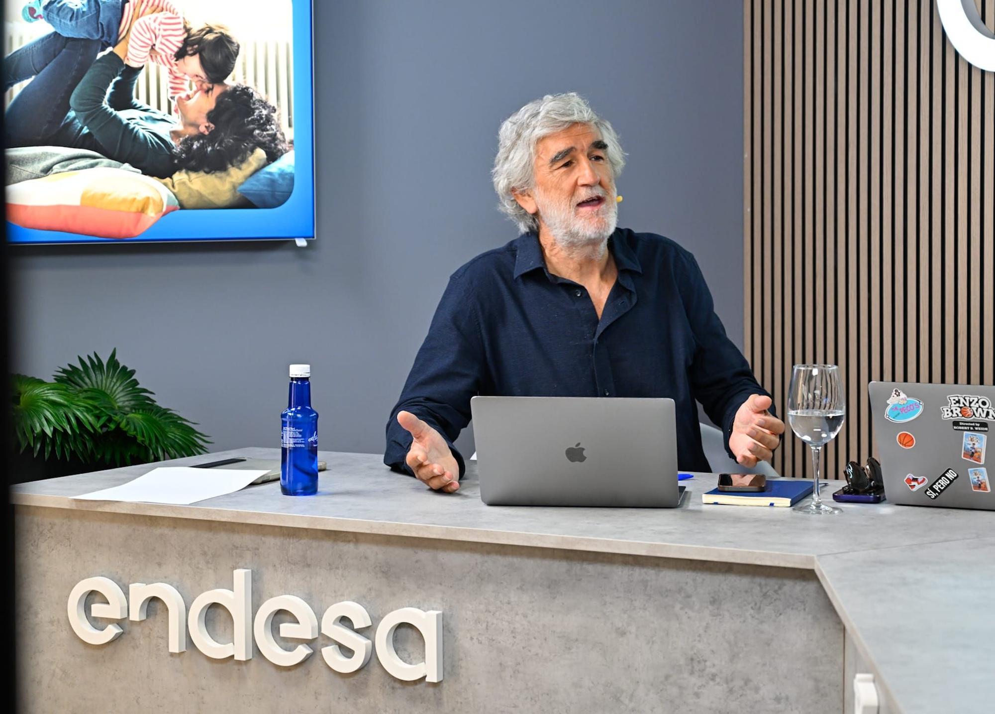 El exbaloncestista bilbaino, Juanma López Iturriaga, copresentador de 'Colgados del aro'