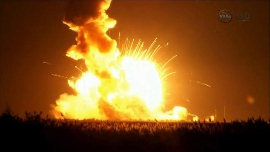 Momento de la explosión del cohete &#039;Antares&#039;.