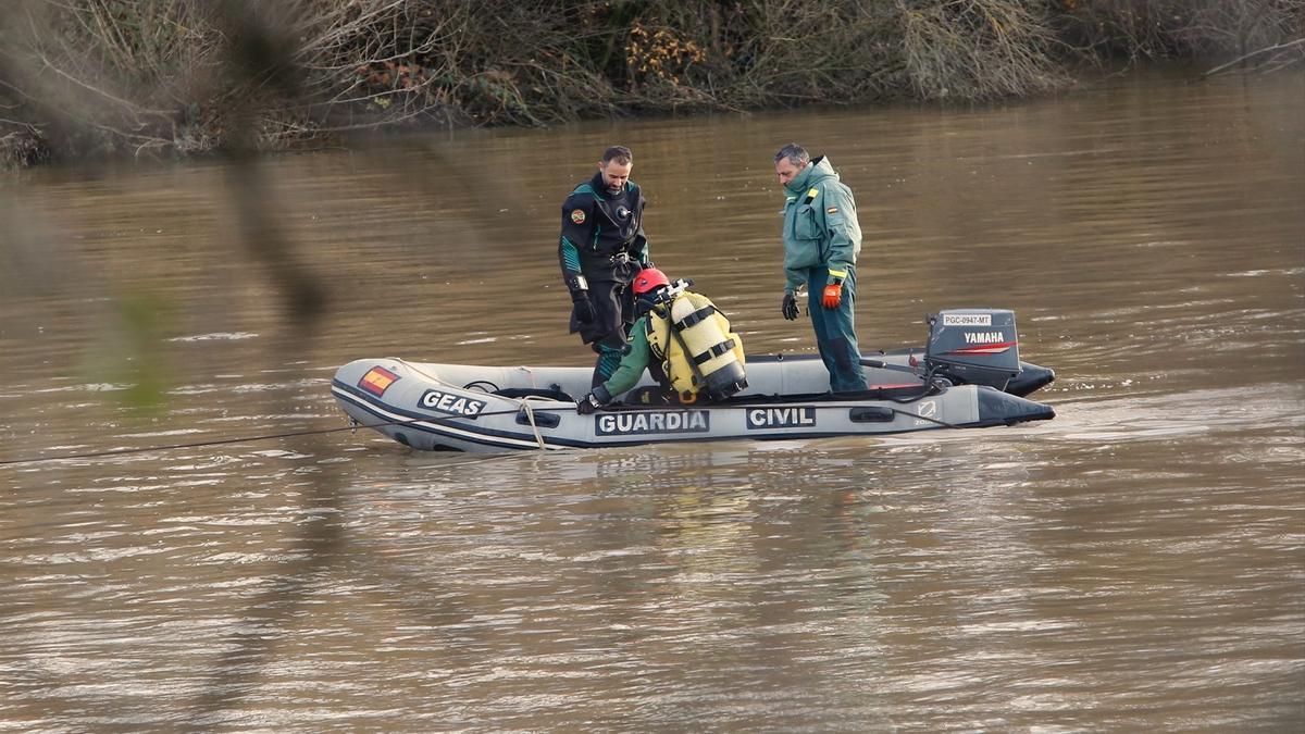 Agentes del grupo GEAS de la Guardia Civil han recuperado los cadáveres en el río Duero.