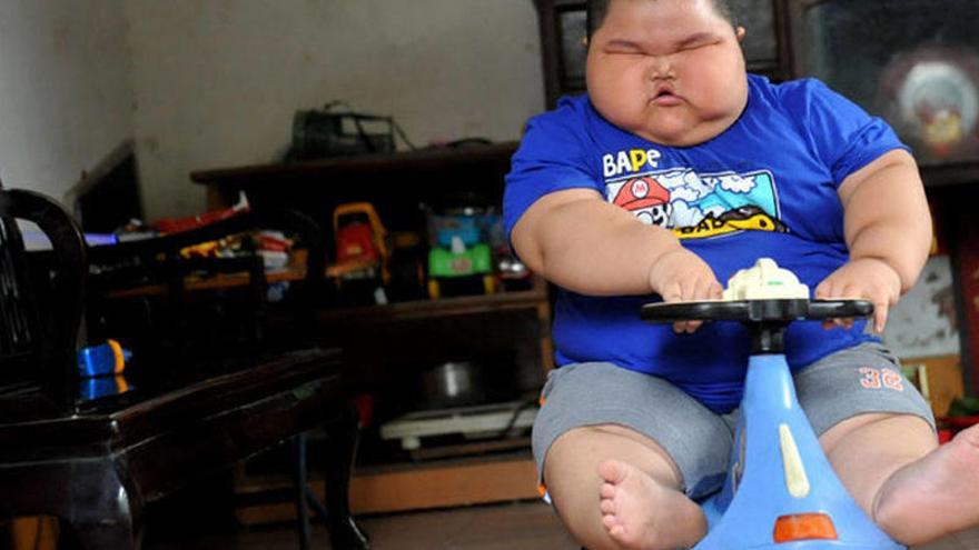 Lu juega solo en casa porque puede ser un peligro para sus compañeros de la misma edad.